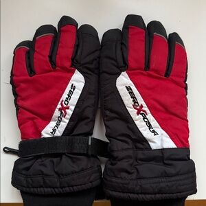 💕 5/$25💕  ZeroXposur Kids Red and Black Winter Gloves

Thinsulate 
Boys xl